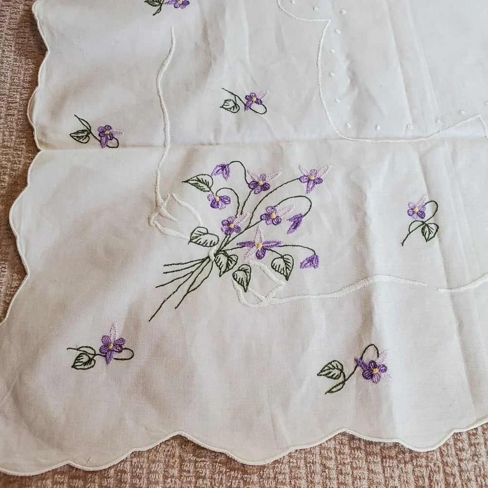 vtg cotton square tablecloth 32x33‎ Scalloped Rim Hand Floral Embroidery